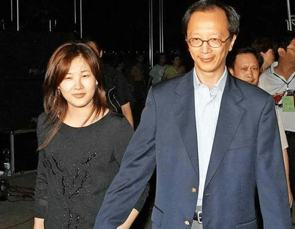 恩爱23年敌不过残酷现实！73岁梁锦松苍老明显，47岁伏明霞仍美丽动人