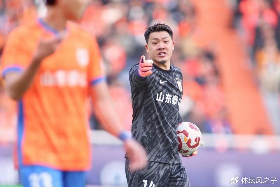 被迫“啃老”续约王大雷，伤病困扰于金永，山东泰山队门将位置如何平稳过渡？