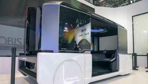 炫目！韩国展商带到进博会的无人驾驶概念车，连车窗都是透明屏幕制成的……