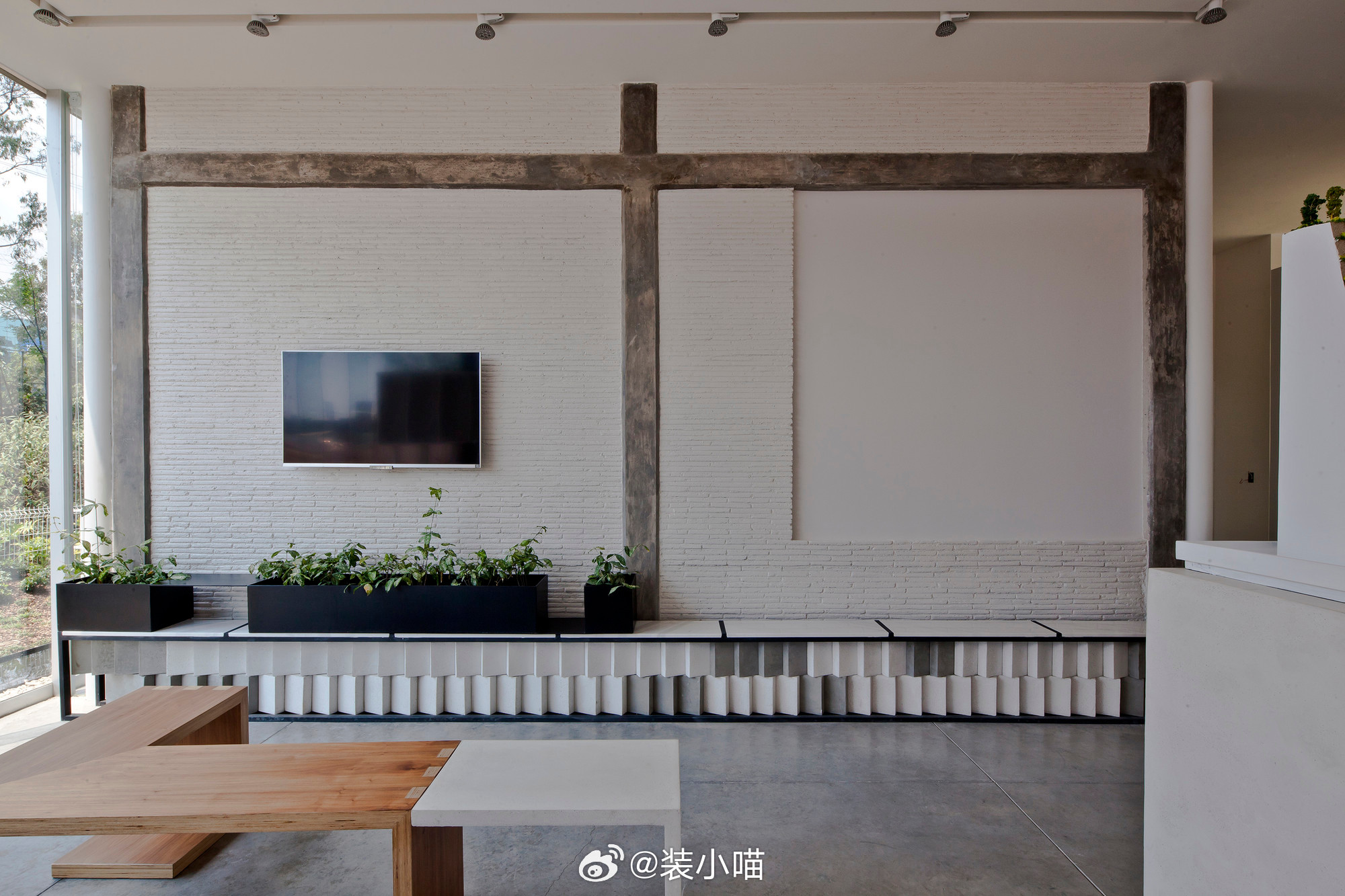 工业硬朗碰撞简约现代，多元材质打造高级展示空间