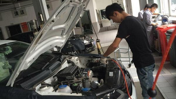 在给汽车做保养时，有两项保养不要再做了，不仅浪费钱，还没好处