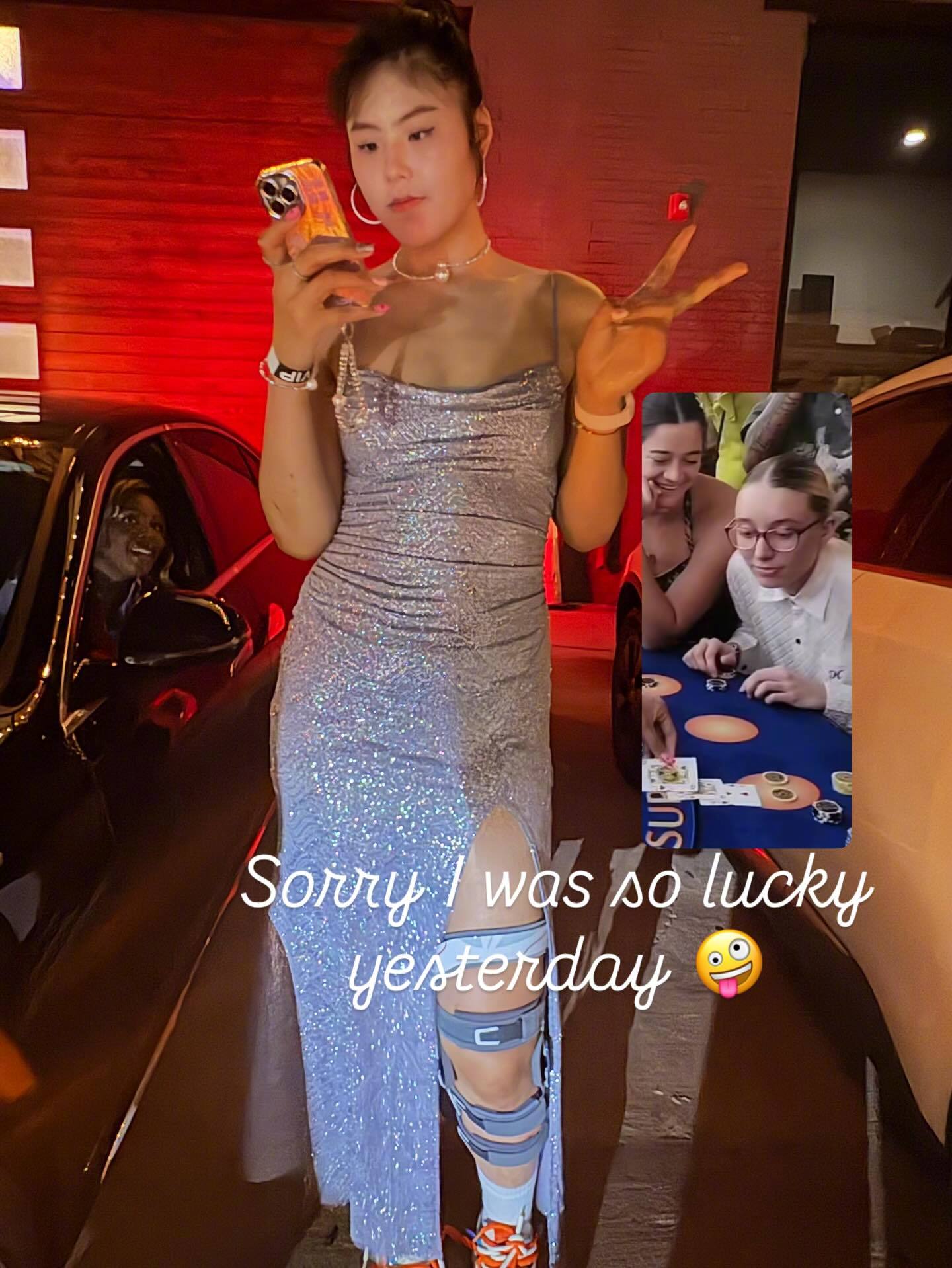 李月汝晒照：“新裙子和护具搭在一起看起来很完美！”