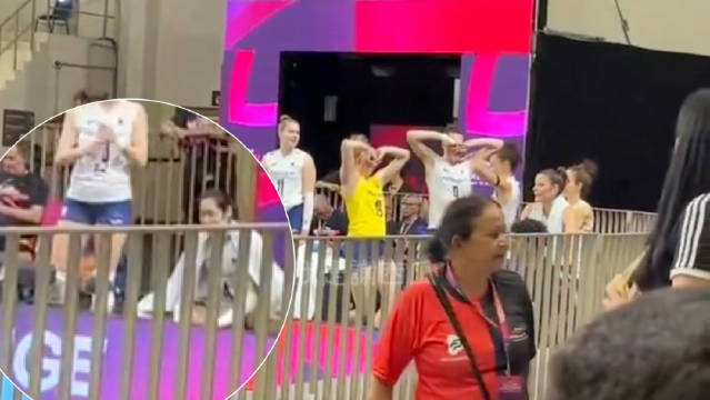 捕获一位沉迷「朱立耶」的@女排朱婷ZT 是要进一步双手同时「朱立耶」吗