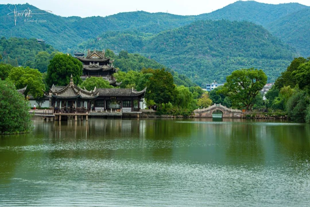 东湖公园是临海古城的最美园林,建筑古朴,风景如画