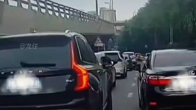 穿西装打领带，哥开90你别怠