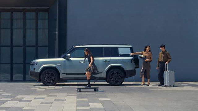 17.98万，又一款硬派SUV上市，标配电吸门+小书包，可选无人机