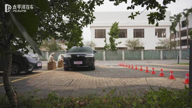 大车一定难开？腾势N8L助新手宝妈轻松化解高难度停车位