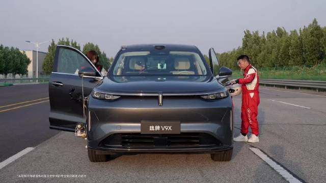 魏牌V9X挑战220km/h单侧双轮爆胎，展现旗舰安全实力