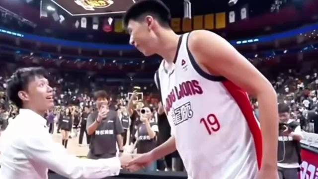 热议徐昕提前结束广州租借合同 2米26小巨人赴美打球倒计时｜议起复盘
