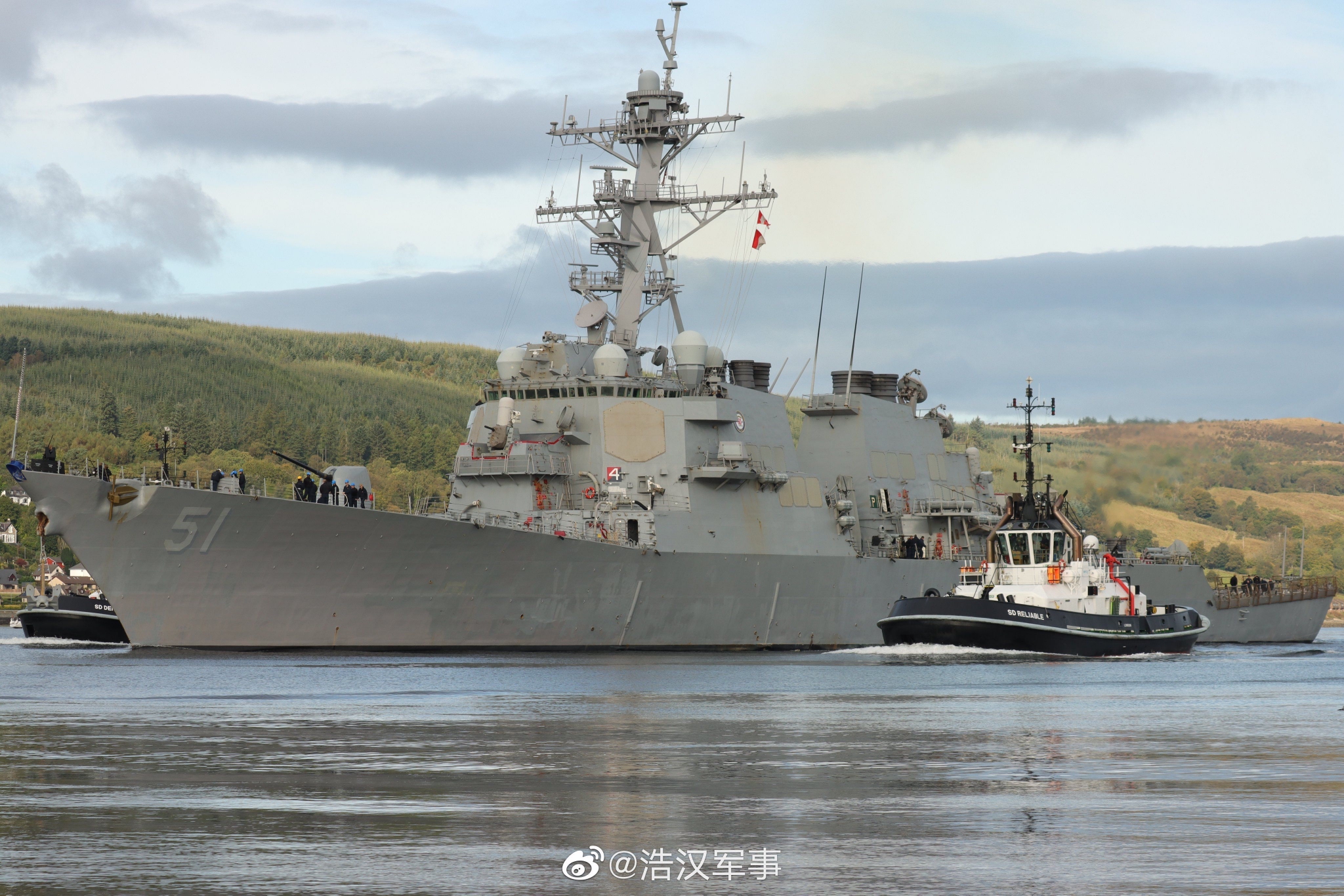 美国海军阿利伯克号宙斯盾驱逐舰出港