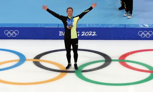 羽生结弦抱着冰墩墩,谁抱着羽生结弦?休闲区蓝鸢梦想 - Www.slyday.coM 羽生结弦抱着冰墩墩,谁抱着羽生结弦?休闲区蓝鸢梦想 - Www.slyday.coM