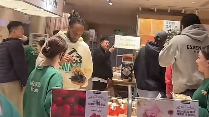 上海门票售罄，辽宁4外援逛商场！吉林酝酿换帅，赵睿伤情不乐观