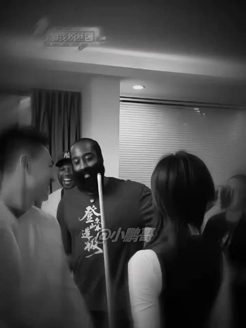 哈登这小子 也是好起来了一上来就抱住诺诺