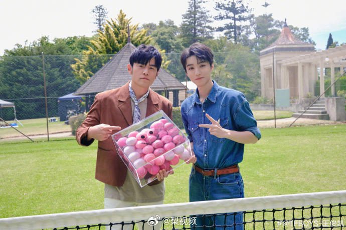 追星赢家！王俊凯再晒和周杰伦合照