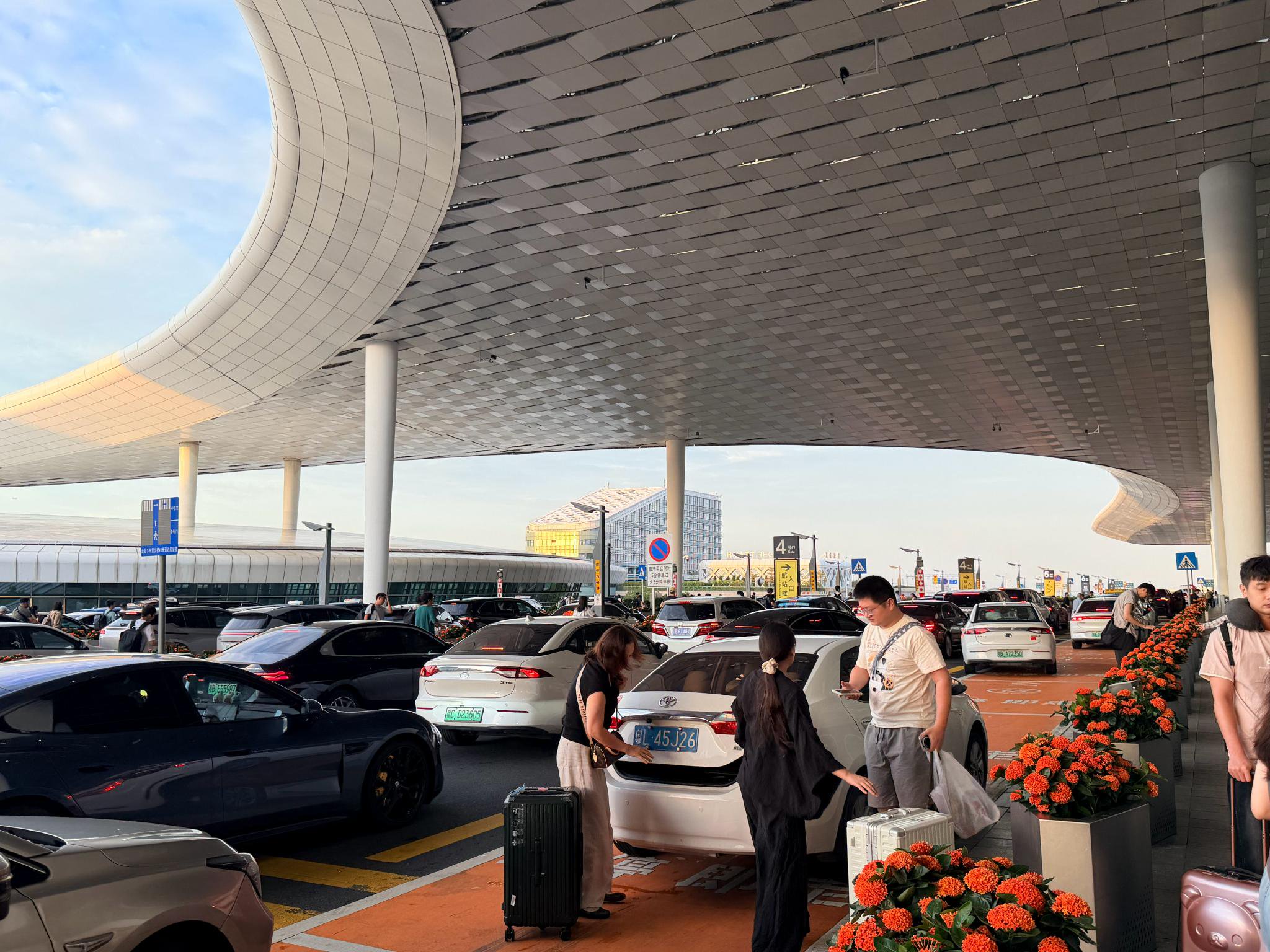 早到还是有好处的，可以停下来拍照，最主要的还有一台SU7 Ultra在头顶上等我