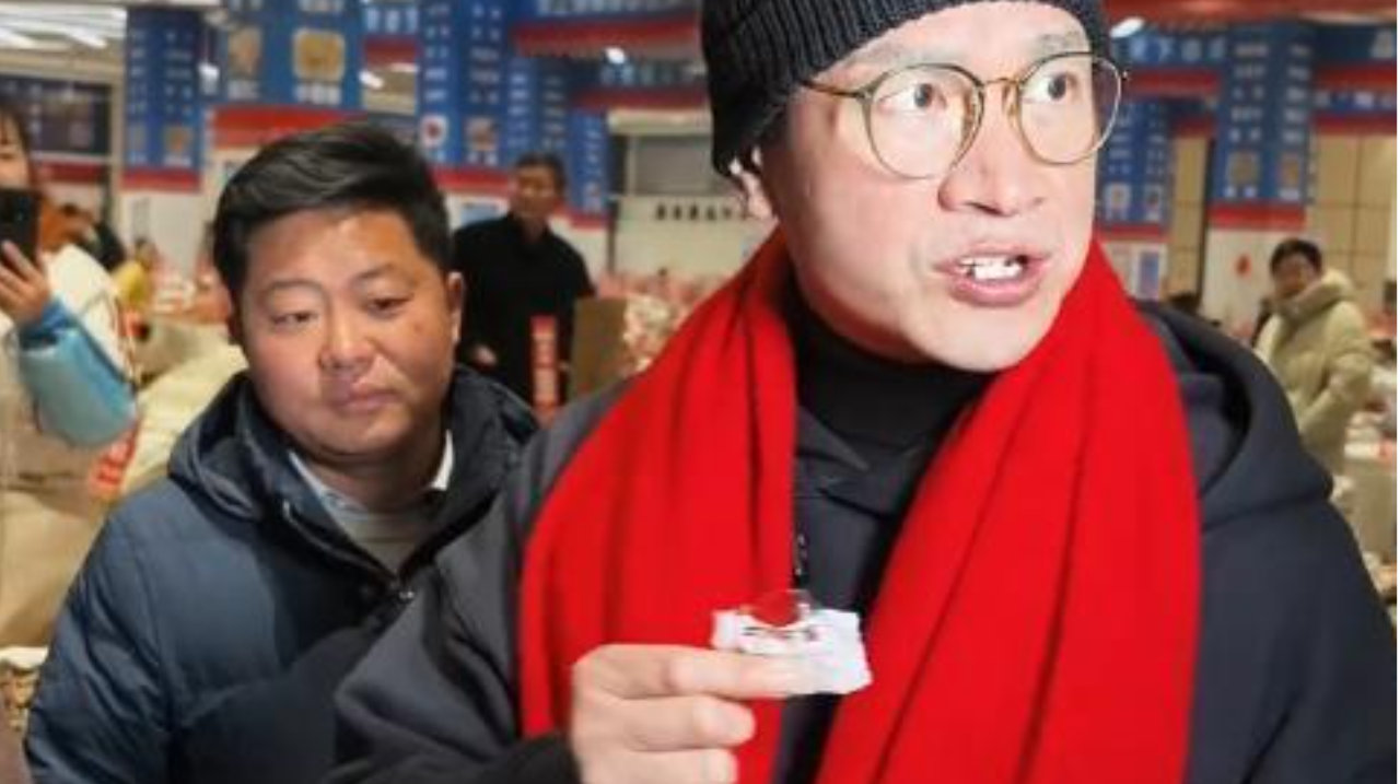 50岁何晟铭现身安徽寺庙！素颜戴黑帽围红围巾，上香一脸虔诚