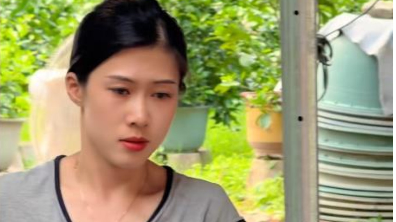 莫氏鸡煲爆火，老板女儿撞脸佘诗曼被催出道，本人下场回应