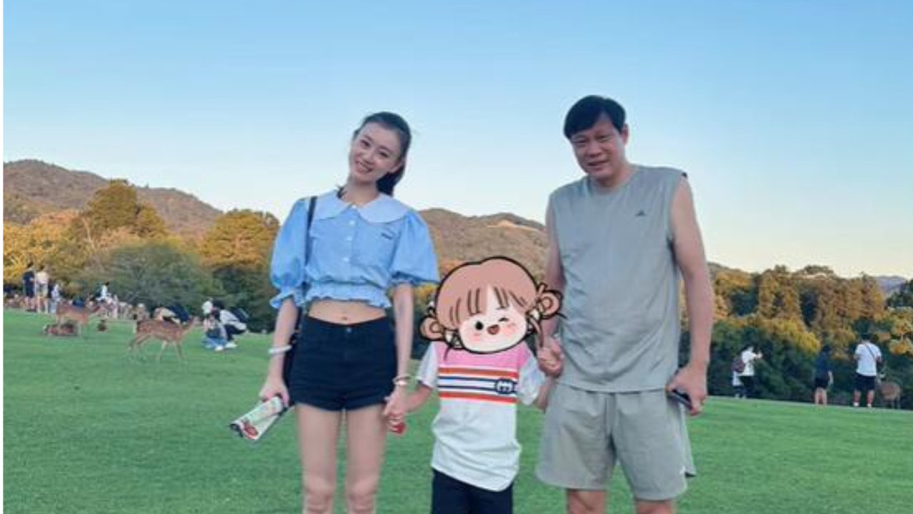 范志毅一家法国度假被偶遇，小17岁嫩妻打扮洋气赛明星