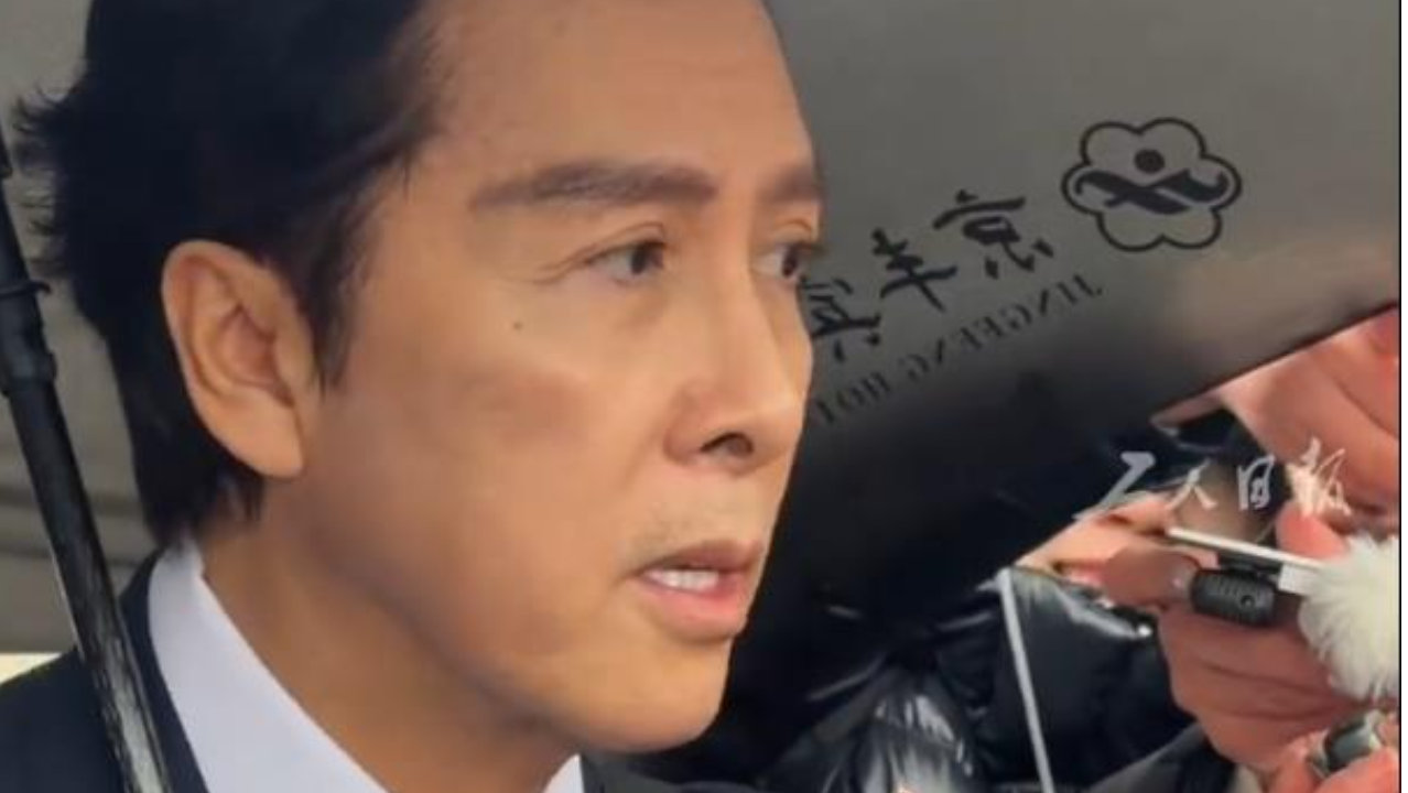 62岁甄子丹现身两会被围堵，称被春晚机器人震撼到了：我可能打不过