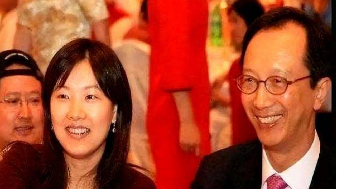 恩爱24年抵不过现实！74岁梁锦松衰老明显，48岁伏明霞仍嫩如少女