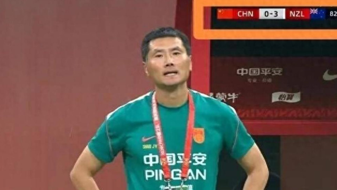 国足惨败引发全网追责，邵佳一首当其冲，后防三将状态全面拉垮