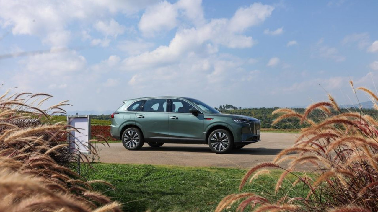 红旗HS6 PHEV上市17.88万起 以全链路实力定义家庭出行新标杆