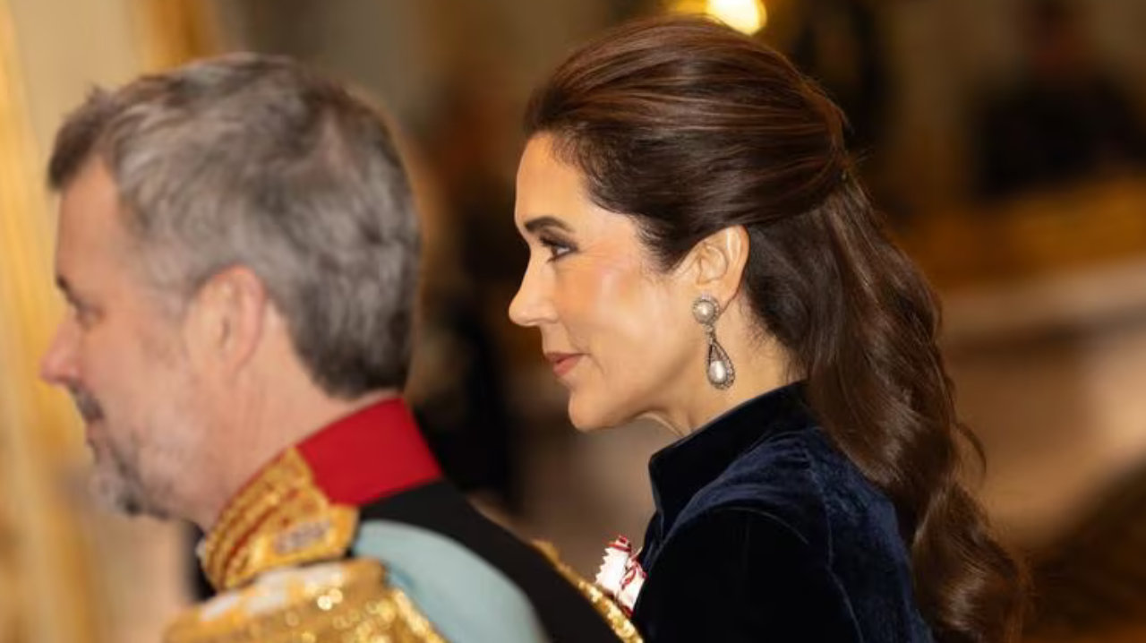 53岁丹麦王后惊艳招待会，无需王冠很轻松，大颗珍珠比钻石更奢华