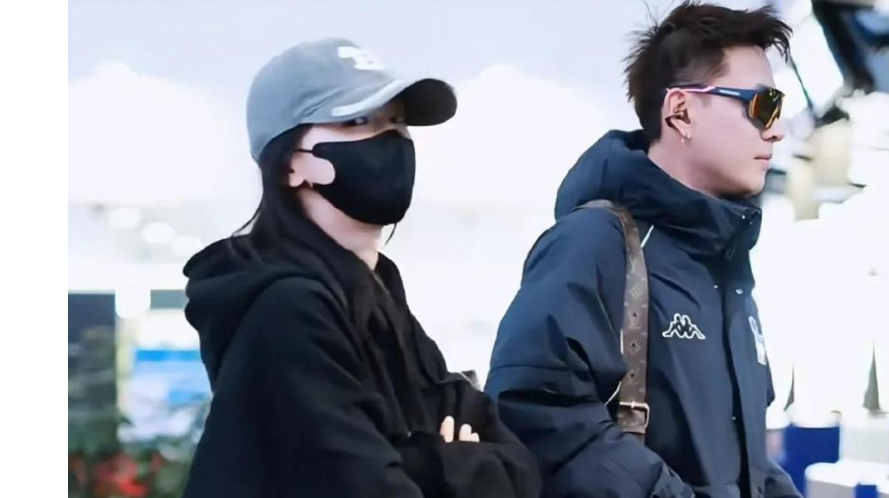 吴谨言洪尧机场甜蜜同框！两人边走边聊，吴谨言看着就幸福