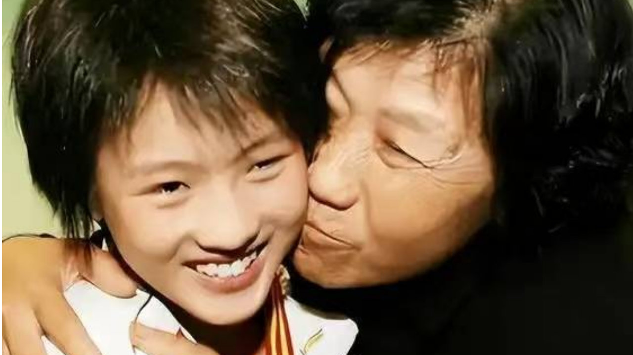 她3岁被遗弃，20岁拿下22个世界冠军，母亲后悔想认亲，结局如何？