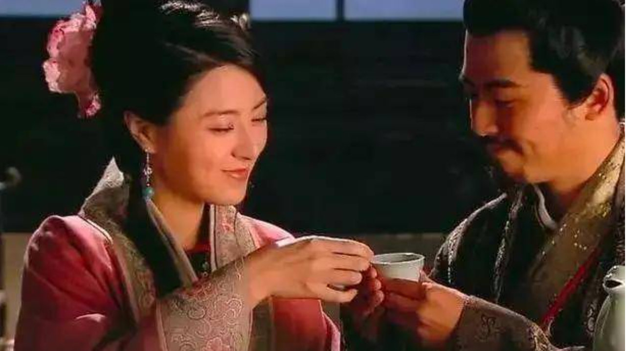 《水浒传》卢俊义老婆为什么放着大名府首富老婆不当，偏要勾搭管家?