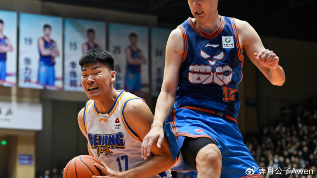 尴尬！600万顶薪先生无人防守还虚晃上篮，球迷：全场唯一的小丑