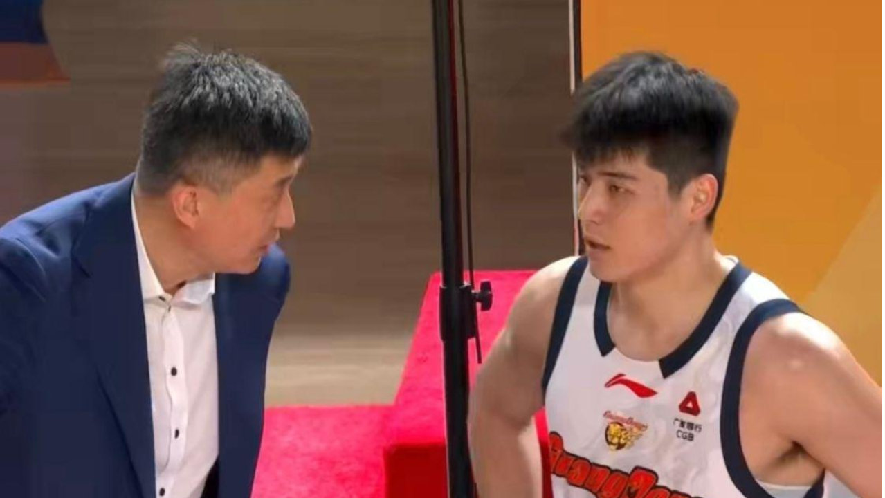 第二个徐昕？一犯错立马被杜锋换下，球迷：很难在广东打出来