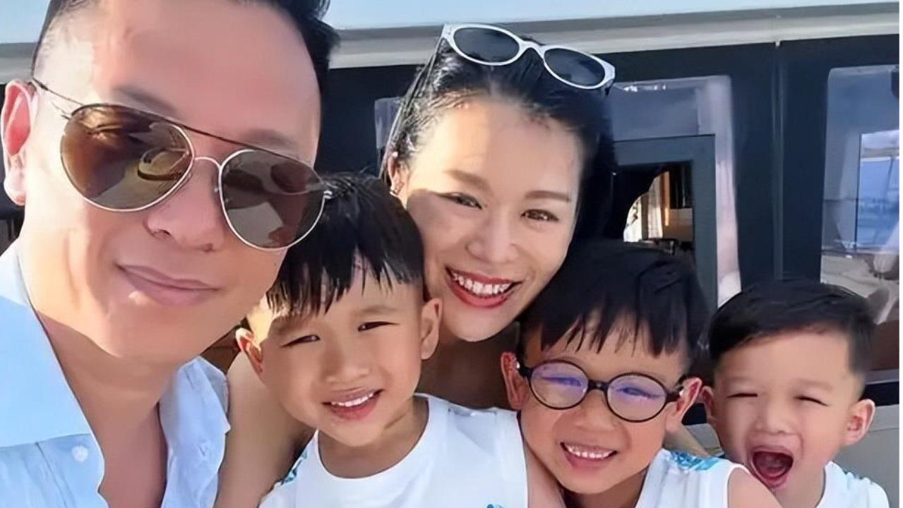 胡杏儿7岁母亲抛弃，45岁原谅丈夫夜店拥抱，如今仨儿子坚决不离婚