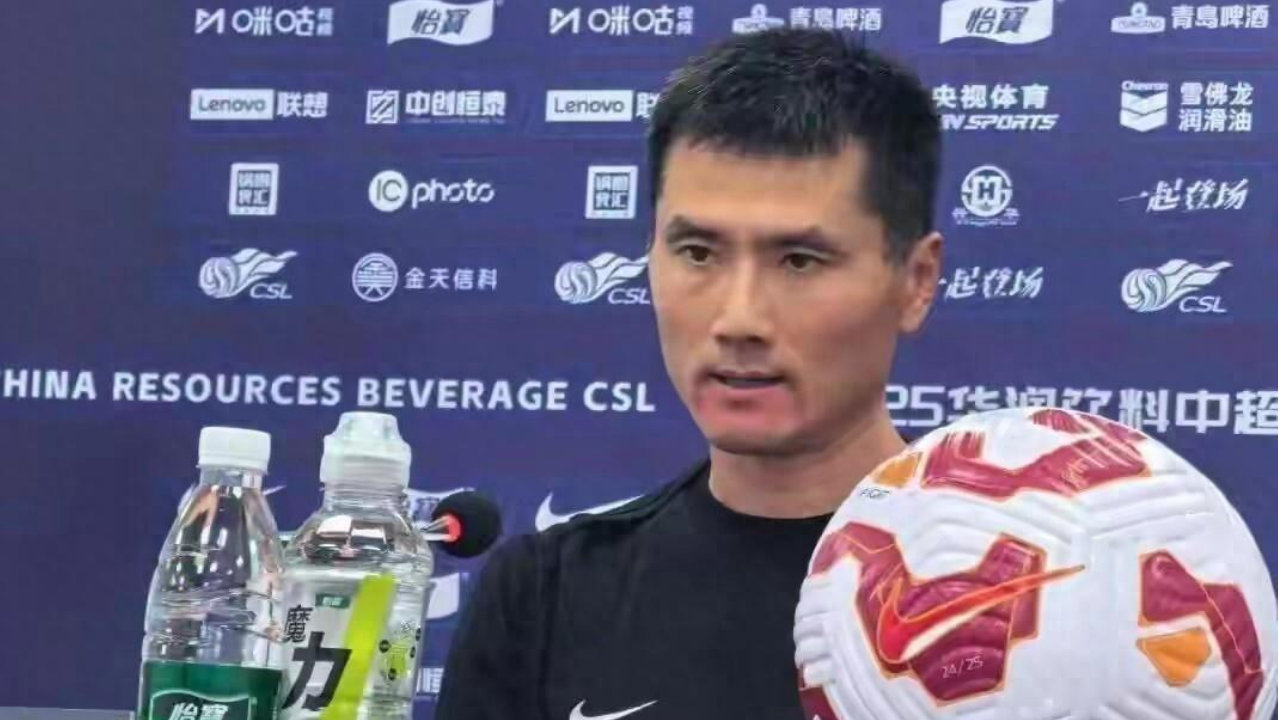 争议拉满！国足2-1险胜新加坡暗藏两极口碑，将帅短板遭球迷犀利吐槽