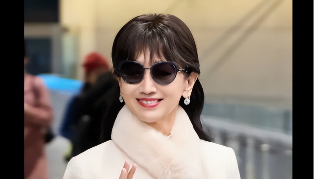 赵雅芝休闲服搭配牛仔裤，身材保持的不错，网友大赞！