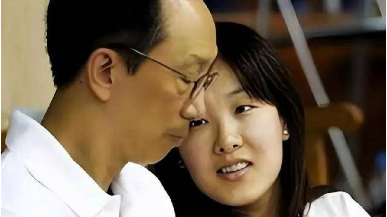 恩爱23年难敌残酷现实，73岁梁锦松衰老明显，47岁伏明霞依旧楚楚动人