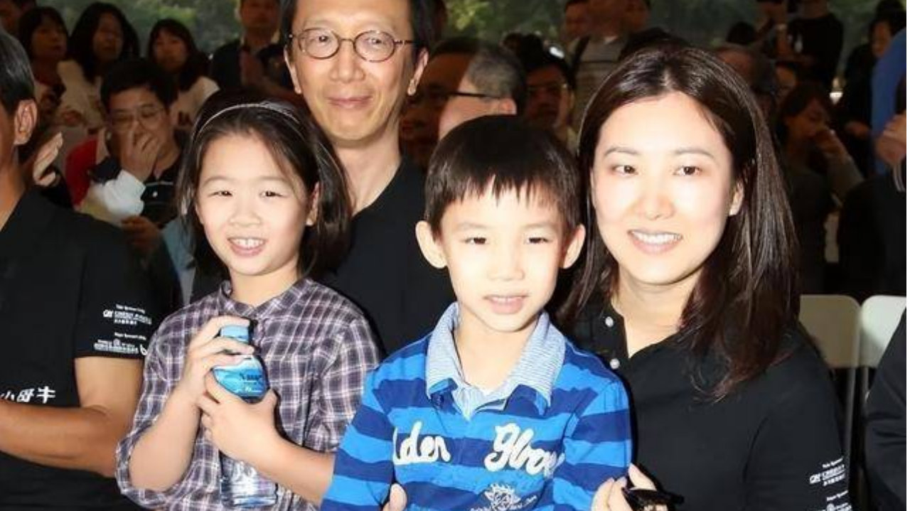 相爱23年难敌现实残酷，73岁梁锦松明显苍老，47岁伏明霞依旧楚楚动人