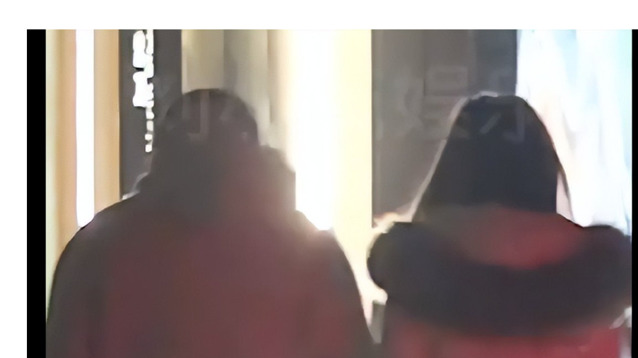 易梦玲胡彦斌一起逛街，情侣感十足，让人羡慕不已！