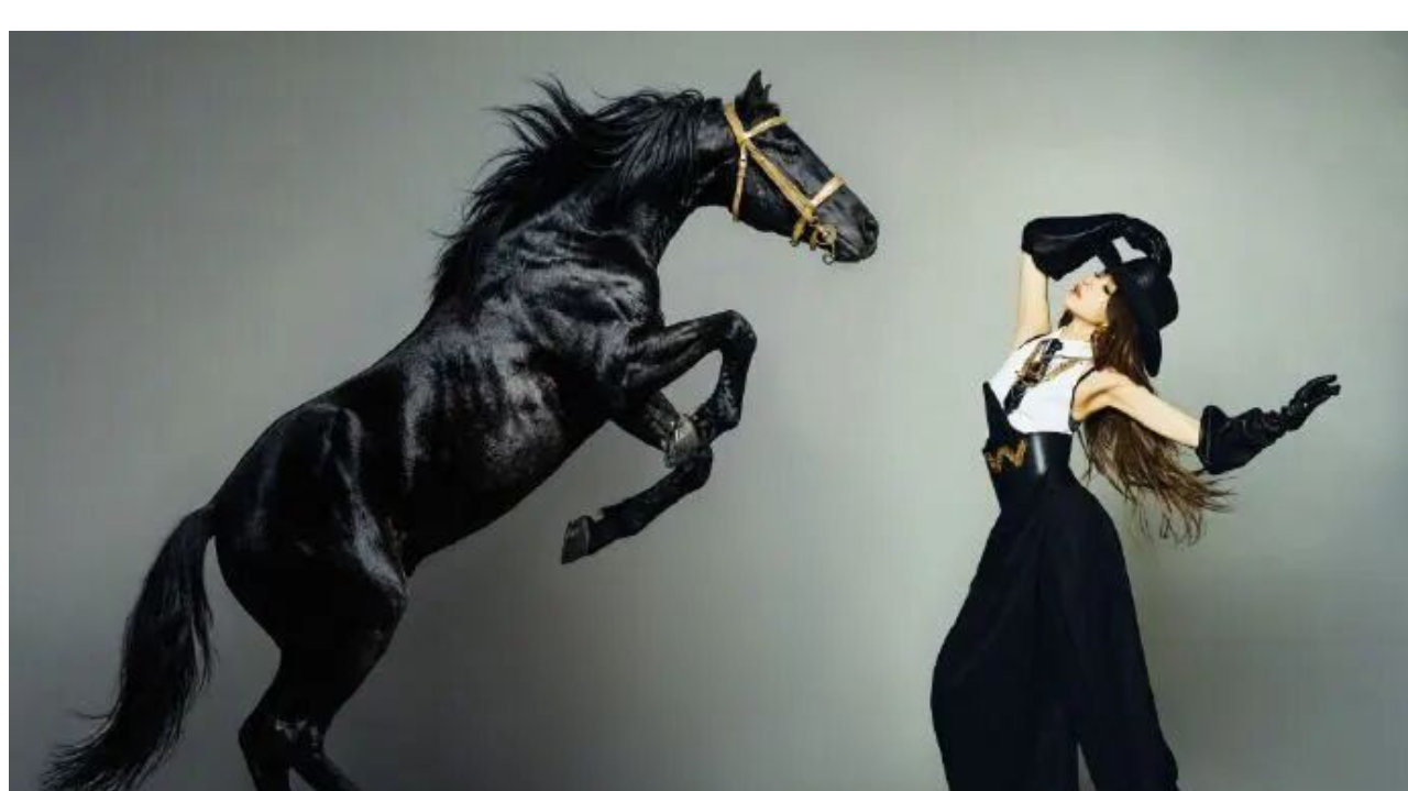 萧亚轩造型：白衫裹飒，铆钉勾野，把 Free yourself 焊在骨相气场里