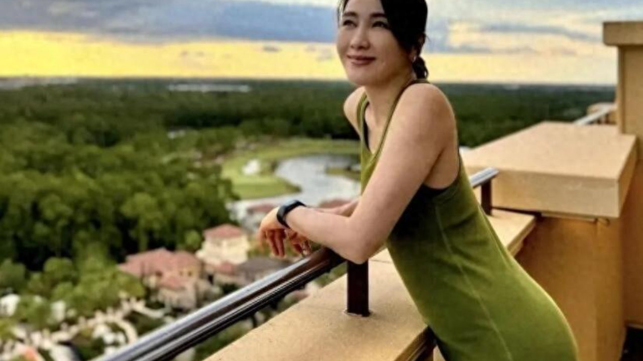 54岁黎姿豪宅拍照！穿紧身裙年轻洋气像25岁