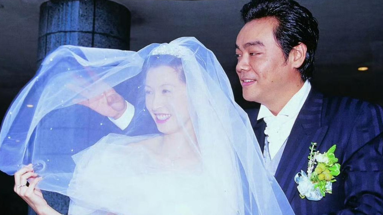 刘青云夫妇洛阳度假，58岁郭蔼明穿破洞裤，不用带娃不愁钱像40岁