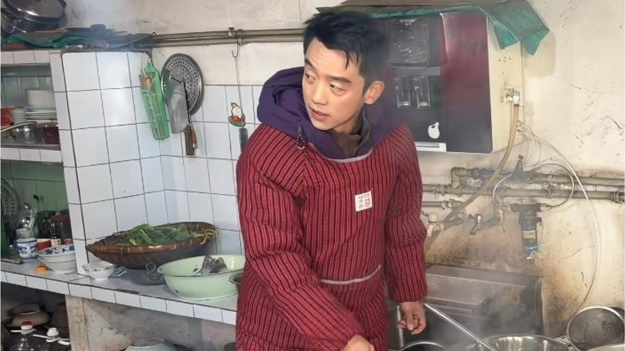 39岁郑恺下乡给独居老人办杀猪宴，穿“四川省服”挖折耳根烧大锅
