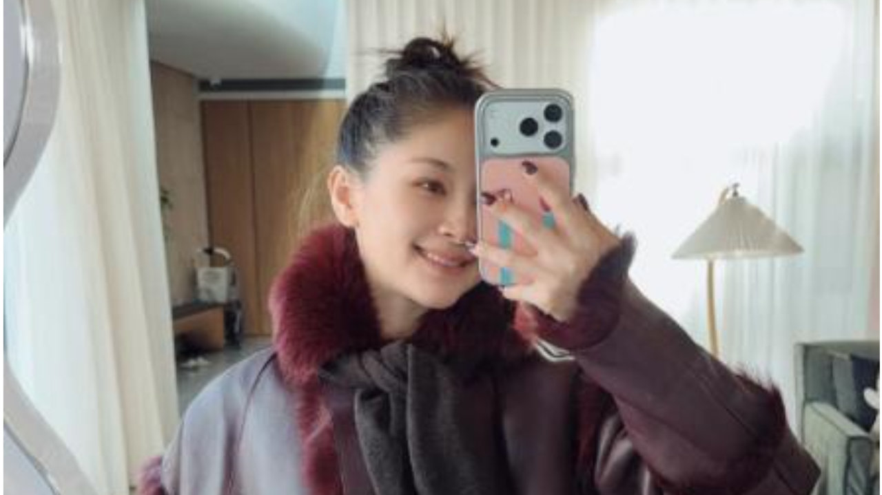 39岁王子文新年战袍刷屏！酒红色皮草回家过年，搭酒红色美甲太时尚