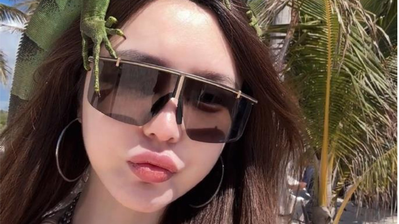 37岁周扬青度假照刷屏,脸蛋儿和曲线似少女