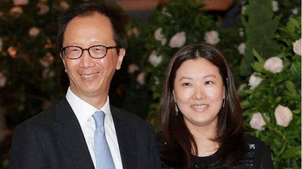 恩爱23年逃不过现实！73岁梁锦松明显衰老，47岁伏明霞仍貌美如花