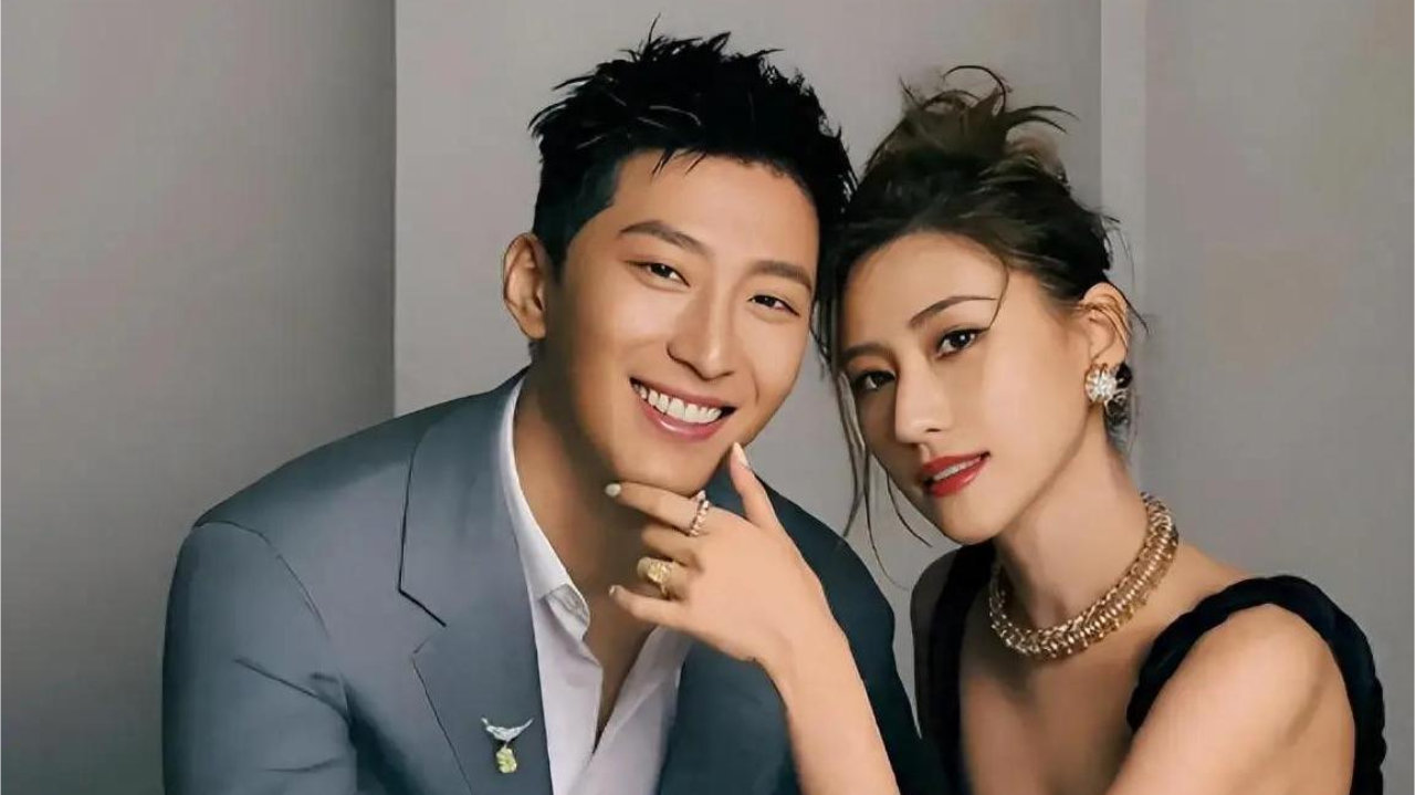 赌王千金何超莲现身澳门看剧vlog曝光！窦骁被媳妇亲昵叫“豆豆”