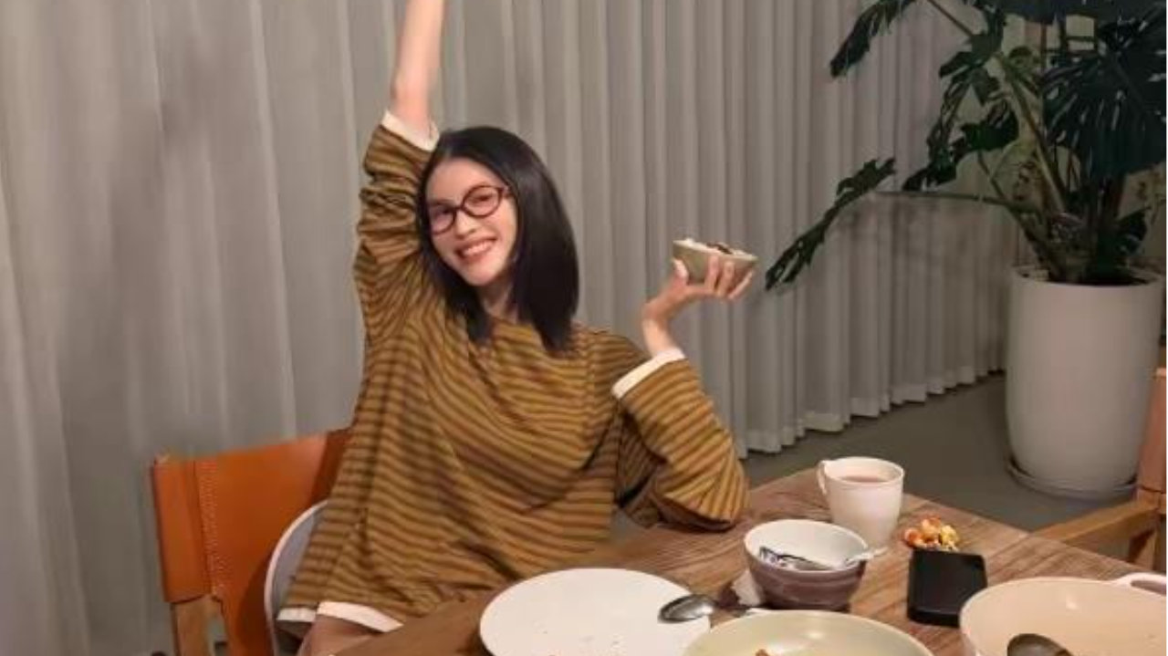 陈伟霆挽老婆压马路，笑得嘴巴咧到后耳根，给何穗做5菜1汤超级宠