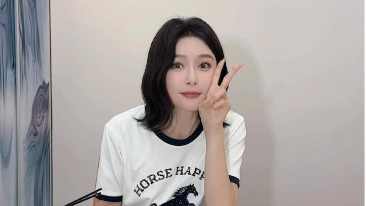 秦岚晒吃饭随拍照！白T短发比耶元气满满，46岁嫩成20岁少女