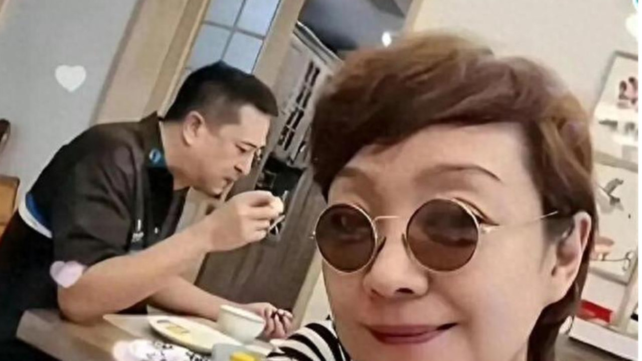 王海燕晒张嘉译扒饭糊图：19年工资全交、为他考推拿证，这对太不刻意
