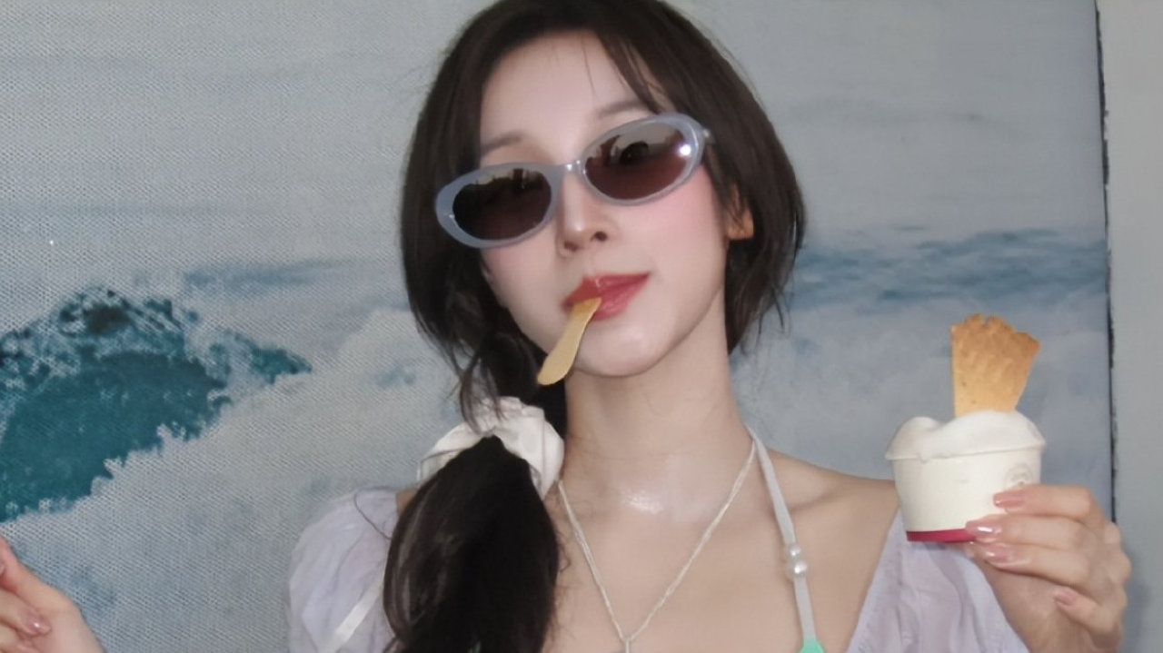 浅紫蕾丝上衣,配白色半裙,宋雨琦元气满满! 浅紫蕾丝上衣,配白色半裙,宋雨琦元气满满!